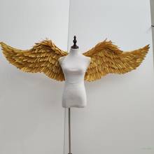 Modelo de pasarela que muestra una actuación escénica de plumas doradas y plateadas de alas de Ángel 2024 - compra barato