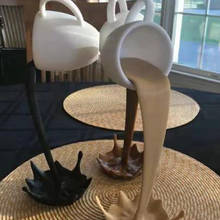 Estatuetas de mesa para caneca interior fontes criativas decoração flutuante derramando copo de café resina derramando derramando 2024 - compre barato