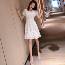Белое однотонное шифоновое коктейльное платье-трапеция до колен с завышенной талией, V-образным вырезом и цветочным принтом, с завышенной талией, 9156 2024 - купить недорого