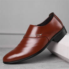 Marca de luxo PU Couro Moda Homens de Negócios do Vestido Loafers Pointy Sapatos Pretos Oxford Respirável Sapatos de Casamento Formal Escritório 2020 2024 - compre barato