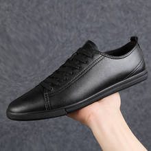 Zapatos blancos para hombre, zapatillas transpirables de cuero genuino, planos negros, zapatos de tendencia informales salvajes 2024 - compra barato