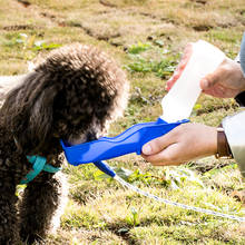 1 pc cão de viagem dispensador de garrafa de água dobrável plástico cão gato alimentador de água potável portátil ao ar livre pet puppy bowl 500ml 2024 - compre barato