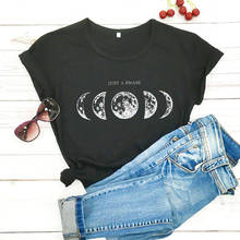 Женская футболка с принтом «Just a phase», летняя забавная футболка из 100% хлопка с Лунной луной, рубашки с изображением планеты 2024 - купить недорого
