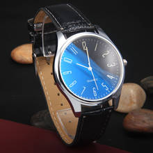 Мужские цветные стеклянные часы Blu-Ray для мальчиков с простым цифровым циферблатом и ремешком для отдыха мужские деловые часы кварцевые часы оптовая продажа товаров 2024 - купить недорого