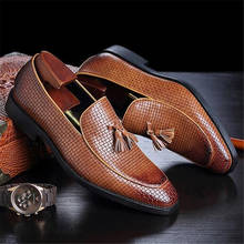 2020 nova moda vestido de negócios sapatos masculinos de couro clássico ternos sapatos moda borla pingente tecer listras oxfords 2024 - compre barato