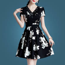 Шифоновое модное платье с цветочным принтом, на шнуровке, с коротким рукавом, V-образным вырезом, до колен, а-силуэта, размера плюс, тонкое коктейльное платье 9329 2024 - купить недорого
