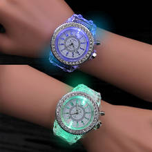 Модные женские наручные часы, силиконовые светящиеся часы со светодиодной подсветкой для женщин и мужчин, спортивные наручные часы, 7 цветов, кварцевые часы со вспышкой 2024 - купить недорого
