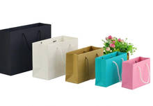 Bolsa pequeña de embalaje de papel kraft blanco con logotipo personalizado, bolsa de papel de regalo de ropa rosa con asas, bolsa pequeña de compras de papel negro 2024 - compra barato