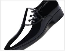 Sapatos masculinos oxford de couro, sapatos sociais de couro da moda para homens, para casamento, tamanho grande 2024 - compre barato