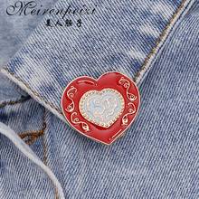 Meirenpeizi металлическая эмалированная брошь в форме сердца, креативный модный значок, булавка, летняя модная Гламурная брошь для костюма, подарок 2024 - купить недорого