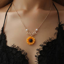 Elegante collar con colgante de perlas de girasol para mujer, joyería de fiesta diaria de moda exquisita, collar de cadena de suéter de temperamento 2024 - compra barato