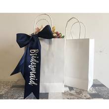 Персонализированные белая кружевная обувь для подружки невесты бумажные подарочные пакеты, подарочные пакеты будет смотреться великолепно с темно-синими ленты, белый крафт-бумажный мешок, свадебный подарок подружки невесты сумки 2024 - купить недорого