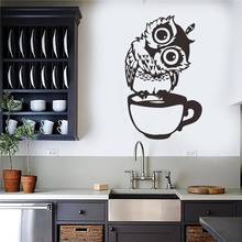 Bonito dos desenhos animados coruja na caneca adesivos de parede café decalque decorativo para cozinha sala de jantar vinil adesivos para café bar decoração da sua casa 2024 - compre barato