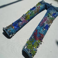 Женские джинсы-карандаш, с кристаллами и стразами, на весну и осень 2024 - купить недорого