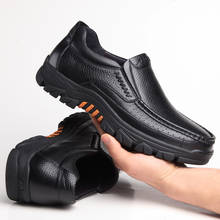 Zapatos de piel auténtica para hombre, mocasines informales suaves de cuero de vaca, sin cordones, color negro y marrón, 100% 2024 - compra barato