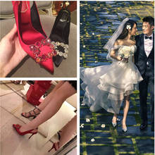 Zapatos de boda con purpurina para mujer, calzado de tacón alto con hebilla de cristal brillante, de seda dorada, puntiagudos, Stilettos 2024 - compra barato