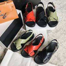 Sandálias femininas sapatos de verão peep-toe sandálias de couro grossas crosta muffin fivela plana sapatos romanos sandálias femininas 2024 - compre barato
