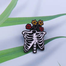 Alfileres esmaltados de esqueleto con flores, insignia de pin para Halloween, joyería gótica Punk 2024 - compra barato