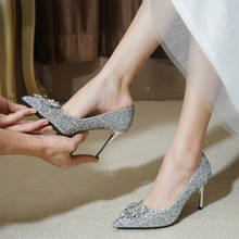 Свадебные туфли женские, новинка 2020, свадебные туфли серебристого цвета, на высоком тонком каблуке, с блестками, туфли невесты, свадебные туфли со стразами 2024 - купить недорого