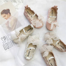 Обувь принцессы с кружевным бантом для маленьких девочек Осенняя Корейская обувь из искусственной кожи для маленьких девочек, нескользящая Мягкая Детская подошва, обувь Doudou 2024 - купить недорого