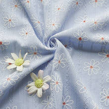 Tecido jacquard de algodão para vestido, macio, azul, com estampa de margaridas, tecido para camisa, branco, bege, rosa, pela jarda 2024 - compre barato