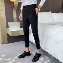 2020 design de moda calças de fato de homem personalizado oversize calças de ajuste fino com listra dourada decoração calças de vestido de formatura masculino 2024 - compre barato