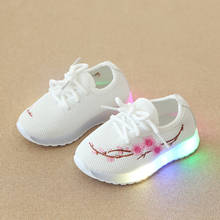 Zapatos de red con impresión para niños, zapatillas luminosas de otoño y primavera, zapatillas brillantes para bebés, niños y niñas, zapatos informales suaves con Led, B119 2024 - compra barato