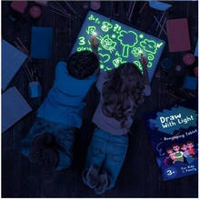 СВЕТОДИОДНЫЙ световой чертежная доска для рисования граффити живопись планшеты Magic рисовать светильник-веселые флуоресцентных ручек Развивающие игрушки для детей A5 игрушка 2024 - купить недорого