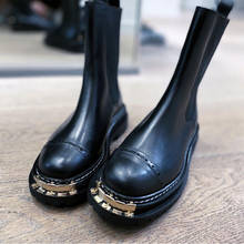 Новинка, черные кожаные ботинки челси для женщин, обувь на платформе с круглым носком, женские зимние ботинки, женские резные ботинки Bullock, женские ботинки 2020 2024 - купить недорого