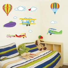 Мультяшный цветной воздушный шар самолет Детский Настенный стикер для гостиной спальни настенные украшения настенные наклейки для детских комнат 2024 - купить недорого
