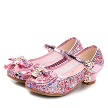 Детские кожаные туфли принцессы для девочек, повседневные блестящие туфли с цветами и бантом-бабочкой на высоком каблуке для девочек, синие, розовые, серебристые, 2020 2024 - купить недорого