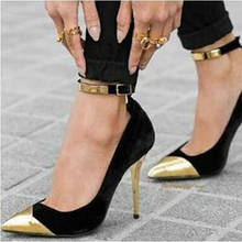 Оригинальные соблазнительные женские туфли-лодочки; смешанные цвета; цвет черный, золотистый; острый носок; пикантные туфли на высоком каблуке-шпильке; золотистые элегантные женские туфли с ремешком на щиколотке 2024 - купить недорого