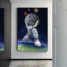 Arte moderno divertido astronauta que sostiene la luna y los pies en la tierra, lienzo, pinturas, póster e impresiones, imagen artística de pared para decoración del hogar 2024 - compra barato