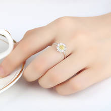 Новое поступление, посеребренное кольцо в виде маленькой маргаритки, нишевое кольцо для женщин, обручальные кольца с хризантемами, обручальное ювелирное изделие, регулируемое 2024 - купить недорого