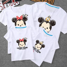 Camiseta curta com estampa de mickey e minnie, camiseta de algodão com estampa de desenho para a família e filhas da disney 2024 - compre barato