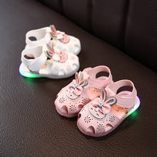 Sandálias coloridas de led para meninas, chinelos de coelho com laço fofo, novos, luminosos, branco, rosa, para crianças, verão 2024 - compre barato