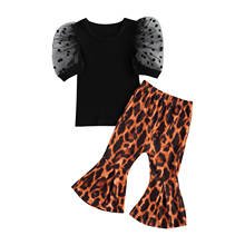Детский комплект из двух предметов для девочек, топ с пышными рукавами + леопардовые расклешенные штаны 2024 - купить недорого