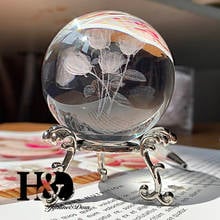 H & d 6cm bola de cristal gravada a laser, esfera de vidro em miniatura com rosas, acessórios de decoração da casa, ornamento para meninos, presente com suporte 2024 - compre barato