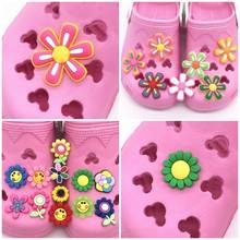 Pingente de sapato colorido para crianças 50 peças, tipos de flores pvc acessórios de decoração de sapatos ajuste fivela de sapato para crianças presente de x-max croc jibz 2024 - compre barato