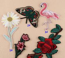 Patches bordados com borboleta e flor rosa 1 peça, para roupas, emblema em ferro, adesivos para roupas, acessórios de aplique 2024 - compre barato