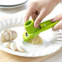 Herramienta de plástico para moler ajo y jengibre, pelador de ajo, cortador, rallador, prensa de ajo, utensilios de cocina 2024 - compra barato