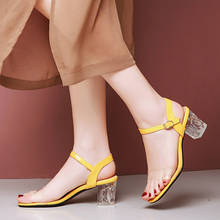 Прозрачные туфли на высоком каблуке; женские прозрачные туфли на не сужающемся книзу массивном каблуке для вечеринок; женские Босоножки с открытым носком и пряжкой; сезон лето; цвет желтый; большие размеры 2024 - купить недорого