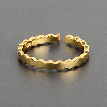 Модные золотые маленькие круглые кольца для женщин, простые регулируемые кольца в форме волны, модные геометрические индивидуальные медные ювелирные изделия, Прямая поставка 2024 - купить недорого