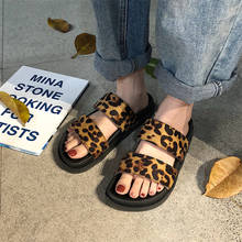 Тапочки женские в Корейском стиле с леопардовым принтом, сланцы с двумя ремнями для девушек, повседневная Летняя женская обувь 2024 - купить недорого