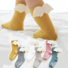 Мультфильм Носки для новорожденных детей Ангел носки с крылом для маленьких девочек и мальчиков гетры из хлопка, верхняя одежда для новорожденных и девочек гольфы, длинные носки с кружевом для детей 2024 - купить недорого