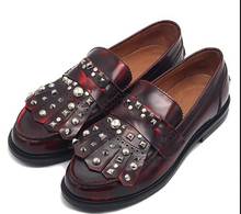 Zapatos informales para hombre, zapatillas de punta redonda con remaches de cuero genuino, a la moda, con borlas, novedad 2024 - compra barato