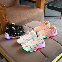 Sapatos infantis com led de borboleta e cristal, tênis brilhantes casual respirável de esporte para meninas, 2020 2024 - compre barato