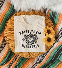 Raise them Wild & Free хиппи мама футболка 100% хлопок Женская графическая унисекс мода гранж tumblr Цитата забавная Футболка Топ Футболка Подходит 2024 - купить недорого