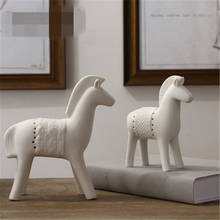 Decoración nórdica para el hogar y la Oficina, caballo de cerámica artesanal, decoración de escritorio, figurita de Animal, regalo, suministros de artesanía, porcelana blanca 2024 - compra barato