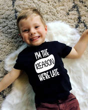 Летняя детская футболка Повседневная футболка с короткими рукавами и принтом «I'm The Reason We're Late» для маленьких мальчиков и девочек детские модные футболки, топы 2024 - купить недорого